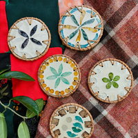 Set de table en rotin artisanal écologique incrusté de nacre, design de pointe, diamètre 10 cm, taille personnalisable, variété de motifs pour la maison