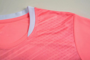 ชุดเสื้อฟุตบอลชายปี 2026 สีชมพูคอรัล แขนสั้น ระบายอากาศได้ดี แห้งเร็ว ผลิตจากโพลีเอสเตอร์ ทรงสปอร์ต เหมาะสำหรับทุกฤดูกาล - Product Image 5