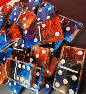 Jeu de dominos en résine de luxe rouge, bleu et blanc - Product Image 1