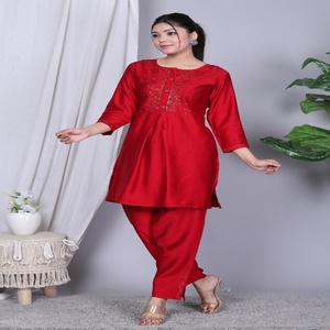 Conjunto de Kurta y Pantalón Tradicional para Mujer NIYANI, Elegante, Rojo, de Rayón, con Bordado Sutil, Estilo Étnico Clásico para Diwali, para Todas las Temporadas - Product Image 4