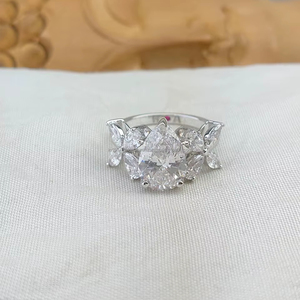 Anillo de Diamantes con Corte Pera y Piedras Laterales en Oro Blanco |   Anillo de Compromiso Nupcial Moderno y de Lujo |   Regalo de Aniversario de Bodas para Esposa - Product Image 1