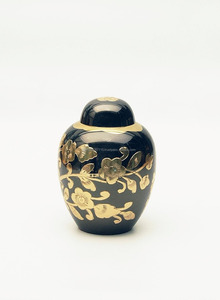 Urnes uniques en laiton fabriquées à la main pour les cendres avec des motifs floraux gravés pour un usage personnel hommage - Product Image 5