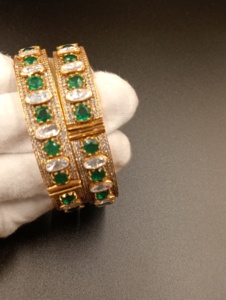 กำไลข้อมือผู้หญิง AMAIRA JEWELS ชุบทองคำขาว ประดับพลอยสีเขียวทรงรีแบบ Polki ดีไซน์ทันสมัย คลาสสิก เหมาะสำหรับเป็นของหมั้น - Product Image 4
