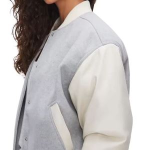 Chaqueta Varsity Gris Claro con Mangas Crema y Puños a Rayas, Corte Regular, Unisex, Chaqueta Bomber Informal para Otoño - Product Image 4