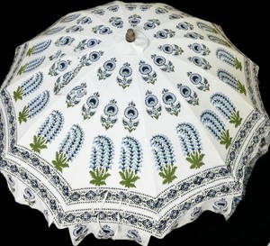 Parapluie traditionnel à motifs imprimés |   Parasol en coton à fleurs roses |   Accessoire de mariage bohème - Product Image 3