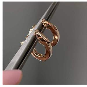 Boucles d'oreilles créoles miniatures de luxe en forme de cœur à deux pierres, diamants de laboratoire, plaqué or 9 carats, scintillantes, à fermoir clicker, pour femme, mariage - Product Image 5