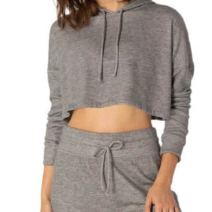 Sudadera corta con capucha para mujer, hecha con tela suave y transpirable para entrenamientos cómodos y atuendos casuales a la moda. - Product Image 3