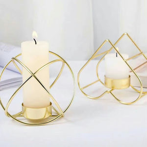 Portavelas de metal único diseñado para decoraciones llamativas de mesa y efectos de iluminación ambiental - Product Image 1