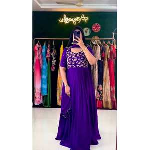 Robe de soirée trapèze faite main en mousseline de soie XL avec broderies et sequins, taille empire - Product Image 3