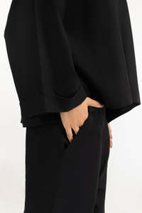 Nouvelle conception de chemise noire boutonnée surdimensionnée pour femmes, fabriquée au Pakistan, coupe ample, ourlet asymétrique, chemise décontractée pour tous les jours - Product Image 4