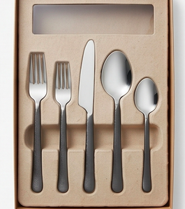 Ensemble de couverts minimalistes en métal avec finition miroir haute brillance, compatible lave-vaisselle, pour les repas de mariage. - Product Image 6