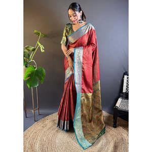 Sari en soie cachemire rouge douce tissée avec des motifs Zari contrastants, vêtements indiens et pakistanais de la marque Elite Weaves - Product Image 3