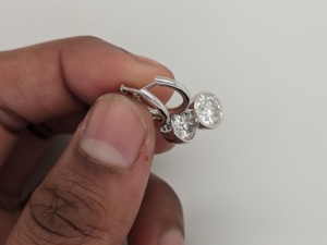 Pendientes de Aro Colgantes con Diamante Cultivado en Laboratorio de 1 Ct, Corte Redondo, Engaste en Bisel, Oro Blanco Sólido de 14k, Certificado IGI, de Lujo para Mujer - Product Image 2