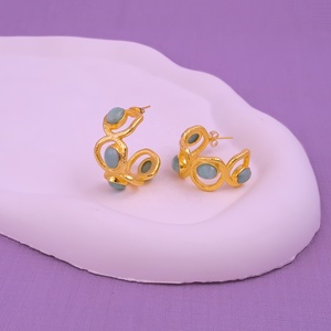 Boucles d'oreilles créoles texturées en laiton électrolytique or Amazonite fabriquées à la main clous de créateur élégants bijoux artisanaux en gros à la mode - Product Image 5