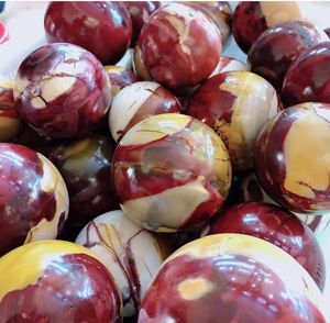 Sphère de cristal Mookaite de qualité supérieure pour la méditation, la thérapie et la décoration, disponible à un prix compétitif - Product Image 1