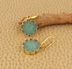 ต่างหูห้อยคู่ประดับอะมาโซไนต์ธรรมชาติคุณภาพสูง ดีไซน์เรียบหรู ตัวเรือนทองเหลืองชุบทอง 18k รูปทรงกลมขอบหยักประดับพลอย - Product Image 4