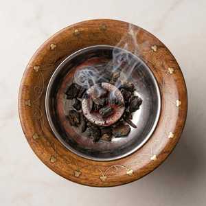 Brûleur d'encens en bois de santal fait main avec insert métallique, support religieux en bois au design unique, utilisation toute saison - Product Image 5