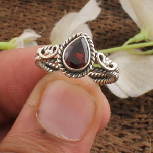 แหวนเงินแท้ 925 ประดับพลอยโกเมนสีแดงทรงเหลี่ยมเจียระไนแบบบริลเลียนท์ งานแฮนด์เมดสไตล์โบโฮคลาสสิก เรียบหรู ประดับพลอยเดี่ยว รับรองโดยเจไพร์เวดดิ้ง - Product Image 1