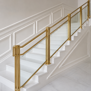 Escalera de mármol blanco de lujo con barandilla de vidrio dorado, escaleras interiores modernas para diseño de interiores de villas, hoteles y casas. - Product Image 1