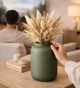 แจกันดอกไม้โลหะสีเขียวมะกอกทำมือ เคลือบผงเหล็กแบบมีลาย แจกันตกแต่งสำหรับห้องนั่งเล่น ห้องนอน สำนักงาน มีจำหน่ายแล้ว - Product Image 5