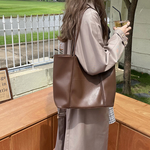 Bolso tote extragrande de cuero genuino con asas marrones, estilo minimalista de apertura superior para uso diario. - Product Image 2
