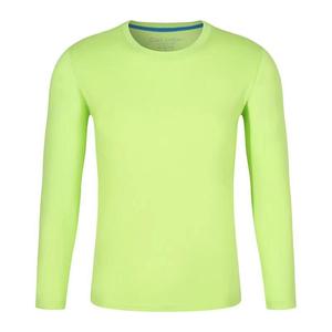 เสื้อยืดคอกลมแขนยาวสีดำสำหรับผู้ชาย พิมพ์ลายโลโก้ด้านหน้า ทรงเข้ารูป แห้งเร็ว เป็นมิตรกับสิ่งแวดล้อม ผลิตจากโพลีเอสเตอร์ 100% ขนาดปกติ - Product Image 4