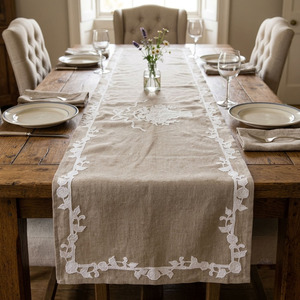 Chemin de table vintage brodé, motif floral blanc, en lin naturel, lavable, pour hôtel et décoration intérieure - Product Image 1