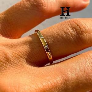 Anillo de Boda Minimalista con Diamantes Cultivados en Laboratorio de Corte Redondo, Banda de Oro Amarillo de 14K de 2mm, Anillo de Eternidad Apilable para Mujer - Product Image 4