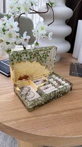 Boîte à bijoux en résine faite à la main avec une finition élégante, parfaite pour le rangement et la présentation des bijoux au quotidien - Product Image 5