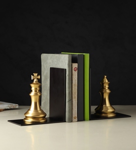 Sujetalibros de lujo de aluminio fundido en color dorado, juego de sujetalibros metálicos decorativos con diseño de piezas de ajedrez, organizador de estantería, personalización disponible. - Product Image 2