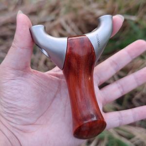 Tirachinas de Madera de Primera Calidad con Banda Elástica Resistente, Agarre Ergonómico, Herramienta de Práctica de Tiro al Aire Libre - Product Image 1