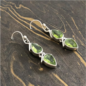 Ensemble de deux boucles d'oreilles pendantes en pierres de péridot serties d'argent 925, accessoire de bijouterie élégant et stylé pour un usage quotidien - Product Image 2