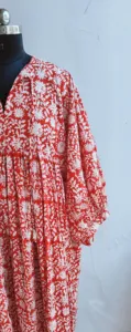 Vestido midi de algodón con estampado floral étnico rojo y blanco, cuello con lazo, manga corta abullonada, corte holgado, informal, para mujer. - Product Image 3