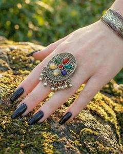 Anillo de Plata Afgano de Inspiración Antigua con Diseños de Medallón Solarrizado, Borde de Cuentas de Alta Calidad y Estilo Tradicional - Product Image 3