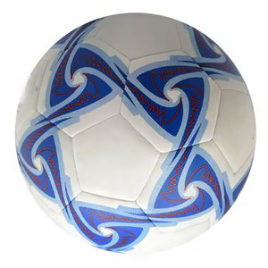 Ballon de football classique à 32 panneaux, cousu à la machine, écologique, avec une haute rétention d'air pour le jeu en ville et sur terrain – Fabriqué au Pakistan - Product Image 3