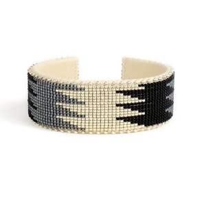 Bracelets tendance en perles de rocaille, accessoires de mode pour femmes, bracelets chics en perles de rocaille, bijoux artisanaux. - Product Image 1