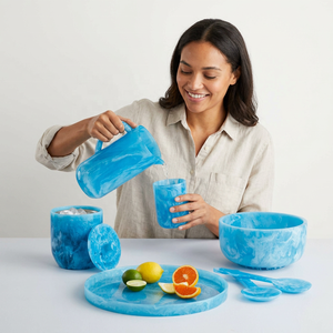 Ensemble de vaisselle en résine polie marbrée bleue, écologique, bols, tasses, pichet, plateau de service, cuillères, design classique, pour les fêtes - Product Image 1