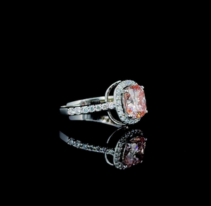 Anillo de compromiso con halo de diamantes rosas talla cojín – Elegante joyería nupcial de diamantes con banda pavé para mujer - Product Image 1