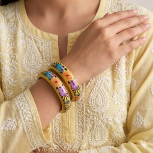 Bracelets Artisanaux en Bois Jaune de Qualité Supérieure avec Scène de Cerf en Course et Nature Peintes à la Main, Lot de 2 pour l'Exportation - Product Image 3