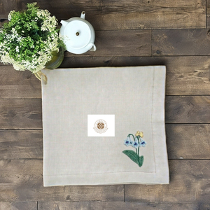 Serviette en lin avec broderie de mignonnes fleurs bleues, qui apportent un charme romantique délicat à la dégustation du thé. - Product Image 3
