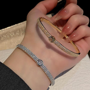 AMBER JEWELS Pulsera de tenis unisex Infinity con diamantes de laboratorio engastados en bisel, cadena chapada en oro de 10K y perla de agua dulce de corte brillante - Product Image 1