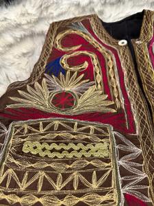 Chaleco tradicional afgano de terciopelo rojo para hombre con extensivo trabajo de espejos y decoraciones de monedas tribales, chaleco étnico Kuchi. - Product Image 2