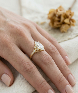 Anillo de compromiso vintage con diamante de corte marquesa cultivado en laboratorio, en oro amarillo macizo, con detalles florales en las piedras laterales e inspiración Art Déco. - Product Image 4