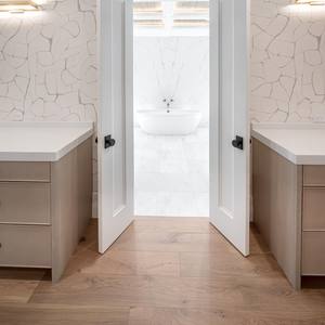 Planche de parquet en chêne blanc à 2 couches, largeur 6 po, système de jointure mâle et femelle, gris clair, sélection classique, brossé, finition UV - Product Image 6