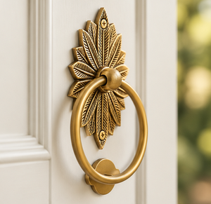 Sonnette de porte en forme d'éventail botanique en bronze doré avec plaque arrière à feuilles superposées et poignée circulaire pour portes d'entrée élégantes - Product Image 2