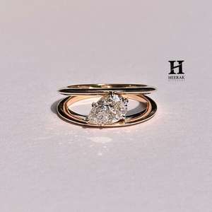 Anillo de Doble Banda con Diamante Cultivado en Laboratorio con Corte Pera de Lujo para Mujer, Anillo de Compromiso Minimalista de Banda Abierta |   Joyería Personalizada de Oro de 14K y 18K - Product Image 4