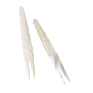 Fourchette en nacre blanche naturelle pour fruits, gâteaux et desserts, fabriquée à la main au Vietnam, écologique, vente en gros pour cafés, hôtels et restaurants - Product Image 1