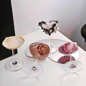 Verre à vin élégant en forme de coquillage, une addition à toute collection de verrerie, inspiré par la beauté naturelle de l'océan. - Product Image 6