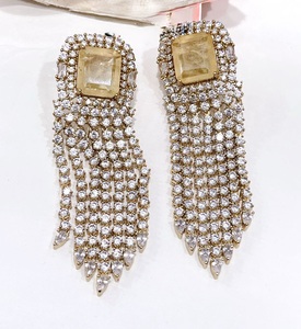 Boucles d'oreilles pendantes tendance en laiton plaqué or avec cristaux et pampilles, pierres de zircon violettes, pour femme, style lustre, pour soirée romantique, ÉCLATS EXCEPTIONNELS - Product Image 3