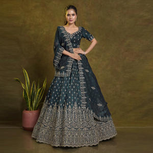 Lehenga Choli de Seda Crujiente |   Bordado Butti en toda la superficie |   Bajo de Vestido Profundo y Decorativo |   Dupatta Transparente con Acabado Artesanal - Product Image 5